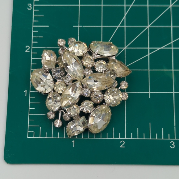 WEISS Clear Rhinestone Brooch Silver Tone Vintage Signed Rhodium Plating Pin - Picture 10 of 10